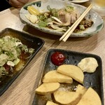 朝挽き鳥専門 萬拾屋 - ポテトフライの左側はなんだろう？