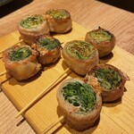 炭火野菜巻串と焼売 博多うずまき - 野菜巻き串　万能ネギ　レタス