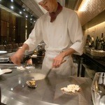 鉄板焼 銀座 ほたる - 手さばき鮮やかなシェフ