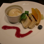 鉄板焼 銀座 ほたる -  自家製デザート盛り合わせ
      （クリームブリュレ、バニラアイス、果物）
      