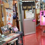 まぐろや - 有名人写真など色々と貼ってあります。