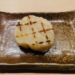 鮨 奥 - 帆立醤油漬け焼き