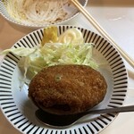 Tsubaki - アボカドメンチ。半アボカドに肉を乗せて、揚げる