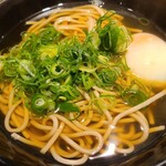 驛麺家 - 玉子そば(税込390円)
            トッピングは半熟玉子とたっぷりの刻み葱。
            つゆは熬子《いりこ》出汁と昆布をベースに甘めの薄口醤油を加えて整えたもの