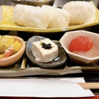 北新地 君しま - 小鉢 トマトジュレ、胡麻豆腐、南蛮漬け