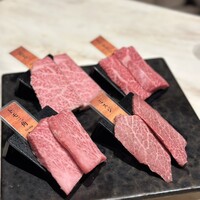 完全個室 牛の達人 private 新宿本店 - ミスジ、トウガラシ、トモ三角、肩芯　業界初のスキンパック技法（鮮度維持技術）を取り入れているとのこと