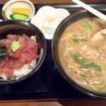 浅の屋 - カレーそば700円とセットＡ（まぐろ中おち丼）200円