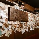 Ginza Itari Tei - 壁に貼られた名刺や電車の定期
