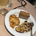 THE NUTS EXCHANGE - ヴィーガンラザニア、キノコと根菜のバルサミコマリネ、アップルクランブルケーキ