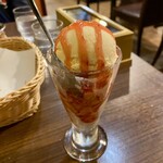 アジアンキッチン からうま - いちごパフェ。