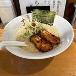 丸銀らーめん - 地鶏とんこつらーめん(880円、斜め上から)