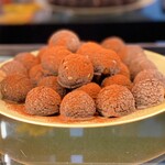Indigo Home Kitchen Yamateras - シェフの気まぐれケーキ（チョコレートシュークリーム）