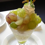 タカノフルーツパーラー - ピオーネとマスカットのパフェ（2013年10月）