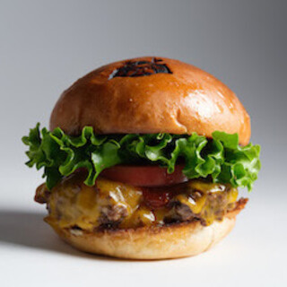 Enjoy the texture of the Wagyu beef patty, the overflowing meat juices, and the rich cheddar cheese♪