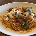 Jolly Pasta - ポークパストラミとポテトのトマトソース（スープバーつき、大盛り無料）¥869