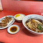 尾道ラーメン 宝竜 - 尾道ラーメン、餃子、ごはん