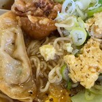 しな喜 - 途中おろし生姜で味変　酢をかけ回し2度目の味変は酸辣湯麺風に