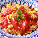 Stir-fried tomatoes and eggs over high heat