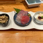 Himesushi - 前菜（胡麻豆腐と炒り卵)と刺身三種盛り