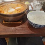 酒と味噌煮込み 味噌煮込罠 - キムチ味噌煮込みうどん 1,050円、ライス ♪