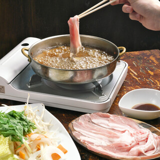 請享用使用當地食材製作的阿古涮涮鍋！還有很多其他冲绳料理