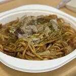 鉄板焼 もんじゃ焼 ひいろ - テイクアウトの「ミックス焼きそば」現地で食べるのがいちばんですが、持ち帰っても(∩˃ ᵕ ˂∩)うまい！厚めの豚肉、プリっとしたエビとイカ、玉ねぎの甘みとキャベツ！全部の具材のバランスがめっちゃ好き