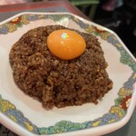 ジャギ飯店 - 卵黄のせ黒炒飯(パクチー抜き)