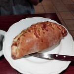 Osteria Cocogoloso - カルツォーネ1000円