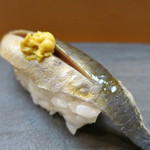 すし 浅尾 - 酢〆鰯　辛子醤油　握り