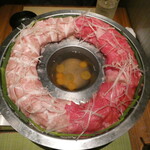 肉匠 とろにく 恵比寿店 - 左が松阪豚、右が黒毛和牛