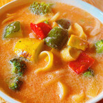 立ち呑みラッキー - 彩り野菜の明太子クリームパスタです。生パスタのフェットチーネを使用しております。スープ系のソースに仕立てております。
