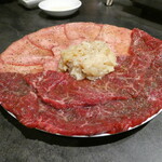 武蔵小杉 大衆焼肉 暴飲暴食 - 最初の三種盛り　タン、ミノ、サガリ