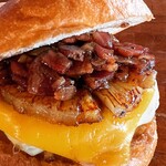 BurgerShop HOTBOX - 甘じょっぱコク旨ベーコンジャム＆
      パイナップルチーズバーガー
      フレンチフライ付