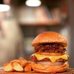 BurgerShop HOTBOX - 甘じょっぱコク旨ベーコンジャム＆
      パイナップルチーズバーガー
      フレンチフライ付