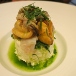 レストラン コバヤシ - モンサンミッシェル産ムール貝と九十九里浜産ハマグリの冷製白ワイン蒸し　じゃが芋とフレッシュチーズのムース　（相方）