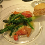 レストラン コバヤシ - オーストラリア産グリーンアスパラガスとフランス産発酵バターの香り　フイユテ添え　オマール海老添え　（あちき）
