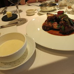 レストラン コバヤシ - フランス産仔牛と鶏モモ肉のフリカッセ（ココット焼き）　香味野菜・アリゴ添え　（相方）　マッシュポテトとチーズのソース