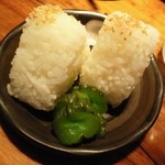 麺家 ぶらっくぴっぐ - おにぎり一皿￥１００