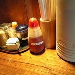 麺家 ぶらっくぴっぐ - 卓上には替え玉用のタレも♪