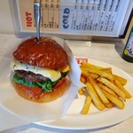 222813751 - チーズバーガー(1390円)＋ポテトセット(170円)