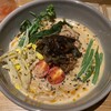 Bee9 - ベジ坦々麺、ほぼ辛く無い。胡麻風味ともちもち麺、豊富な野菜が混然となり美味しい