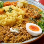 CAFE DE CUERVOS by西麻布spice curry KING - 醤キーマカレー(ゆで卵付き)、チキンカレー