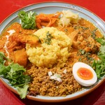 lucky base by spice curry KING - 3種あいがけカレー かぼちゃたっぷりミルクチキンカレー、醤キーマカレー(ゆで卵付き)、チキンカレー