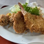 割烹いな長 - ミックスフライ定食C 海老カツ→牡蠣玉フライ（左）牡蠣玉＝フライの中に牡蠣粒３つ　必見必食