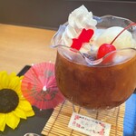 Kafe Ando Dainingu Ba Kingyoutei - 金魚鉢珈琲（アイスウインナーコーヒー）