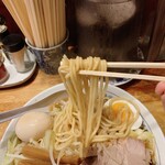 大勝軒 - 全部入り中華そば  麺リフト