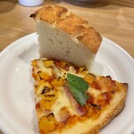 ジリーニ・リザイア - ベーコンとさつま芋のピッツァ、自家製フォカッチャ