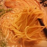 和田党 - 細麺で、ちょっと緩やかなウェーブが入った麺。エッジのない丸麺仕様で、加水率は中低級
