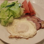 美芝 - 2013.11 なんとハムエッグ＆野菜サラダが出てきました、、サービス過剰？