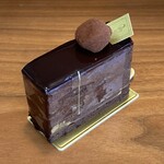 Un Petit Paquet - ペパデオーロ　爽やかな酸味のあるチョコレート「ペパデオーロ」をたっぷりと使用したガナッシュと濃厚なチョコレートスポンジを重ねた贅沢なケーキ